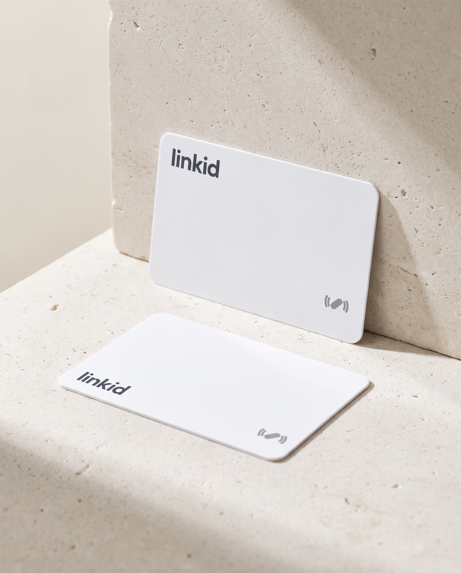 Dos tarjetas NFC LinkID Card de emergencia, de frente y apoyada